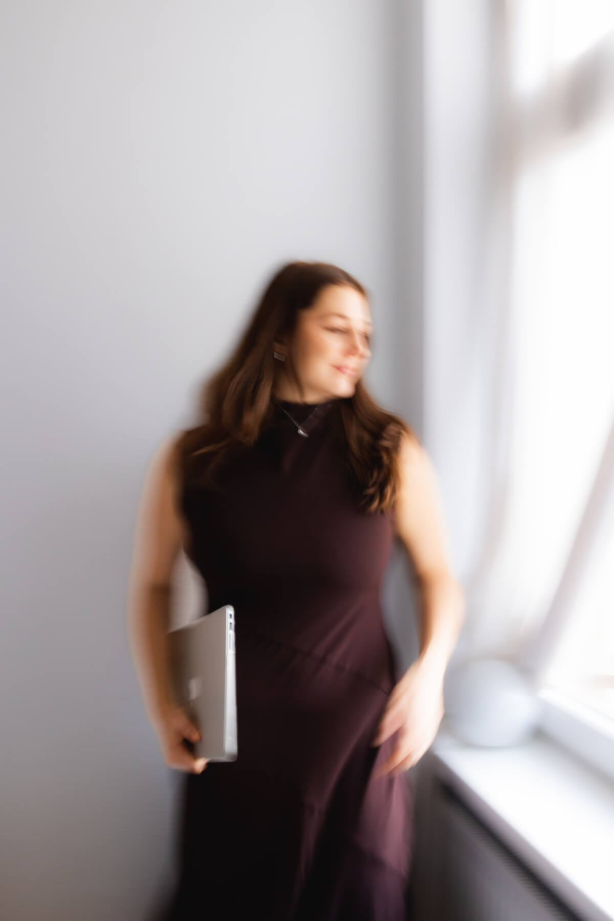 verschwommenes Bild von Alisa Fries mit Laptop in der Hand