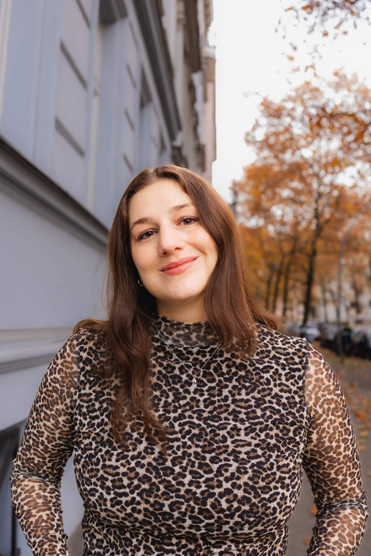 Alisa Fries schaut lächelnd in die Kamera