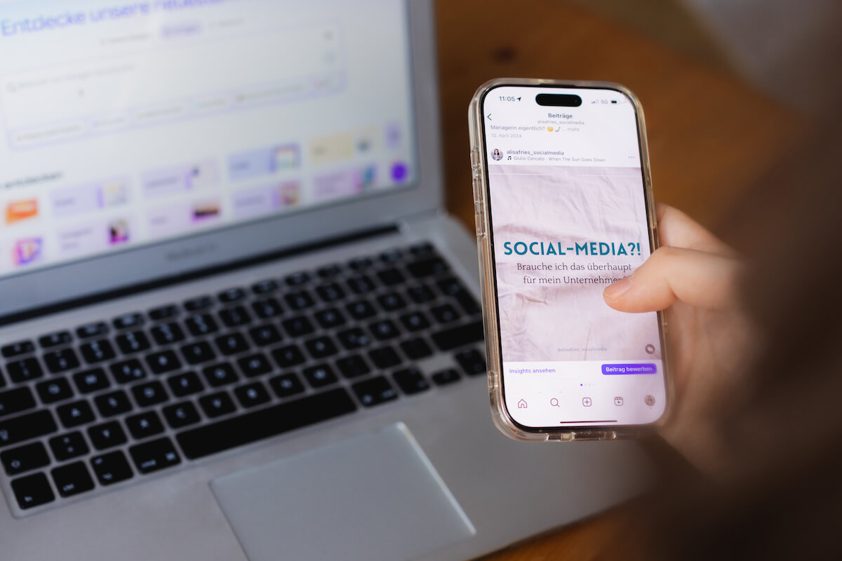 jemand hält Handy in der Hand und schaut Social Media