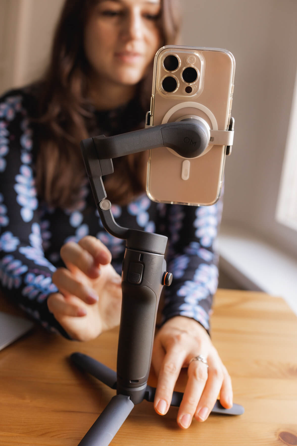 Alisa Fries im Hintergrund, vorn ein Handy auf einem Stativ