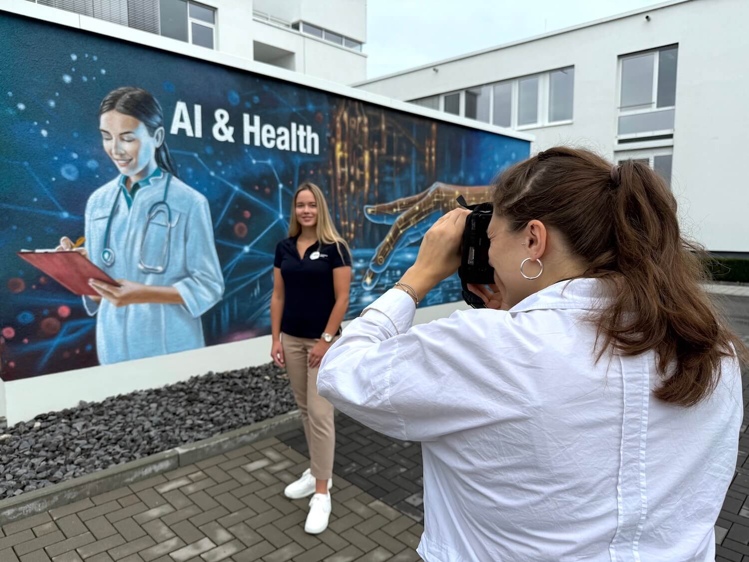 Alisa Fries fotografiert eine blonde Frau