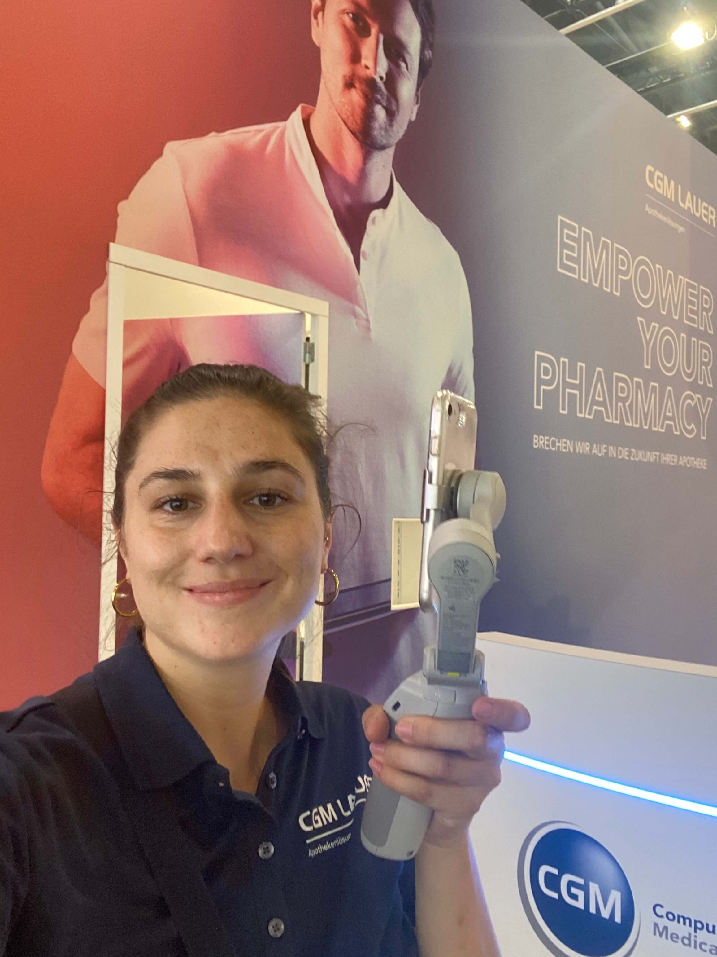 Alisa Fries hält Gimbal in der Hand