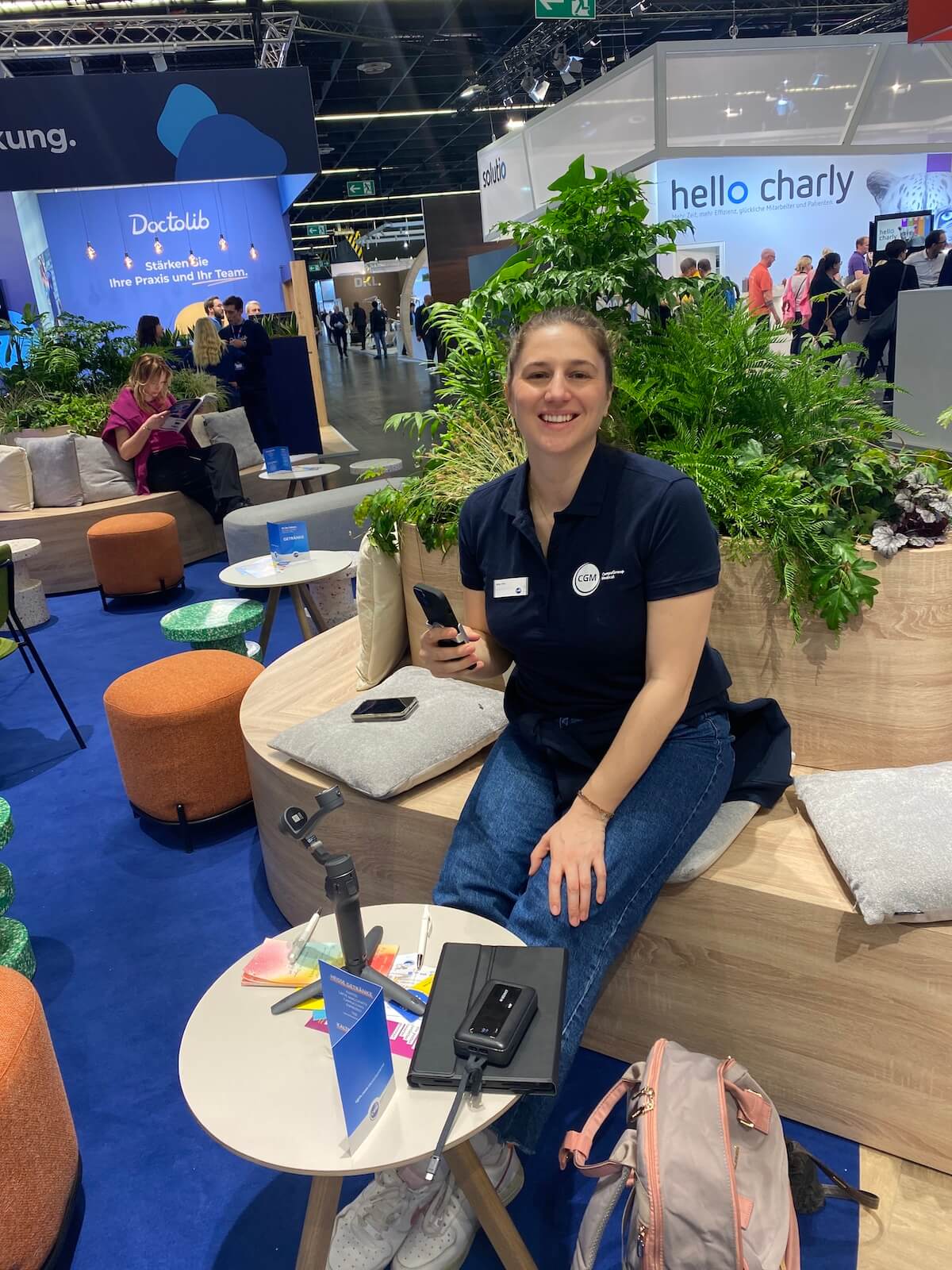 Alisa Fries bei der Arbeit auf einer Messe