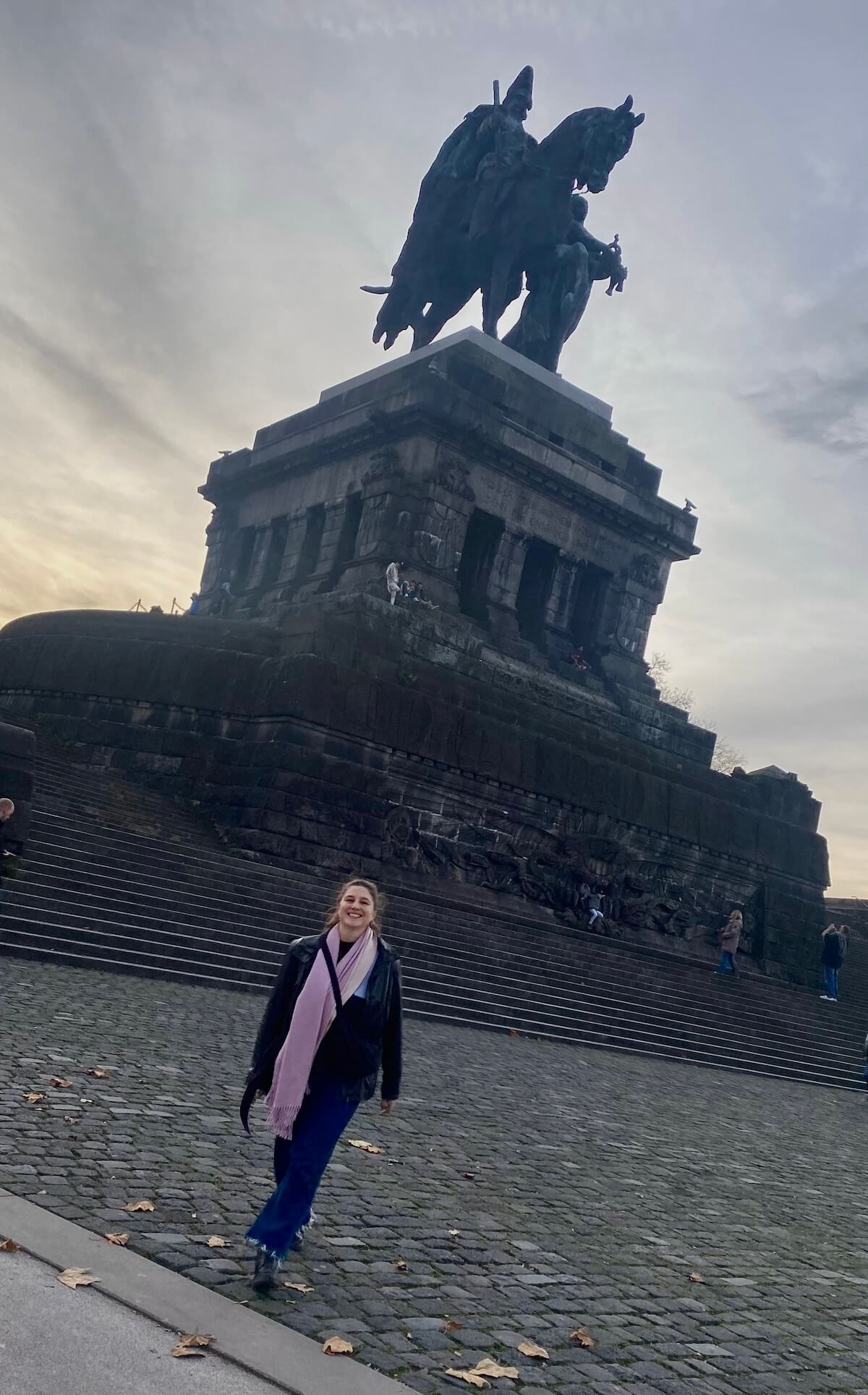 Alisa Fries steht vor dem Kaiser-Wilhelm-Denkmal in Koblenz