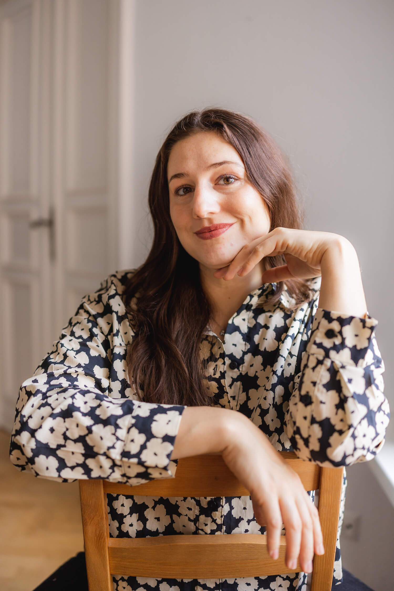 Alisa Fries sitzt verkehrt herum auf einem Stuhl